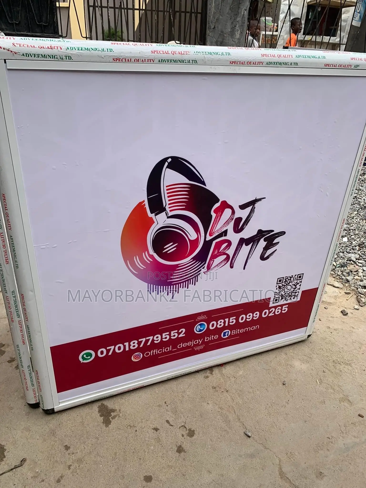 DJ Cover Stand