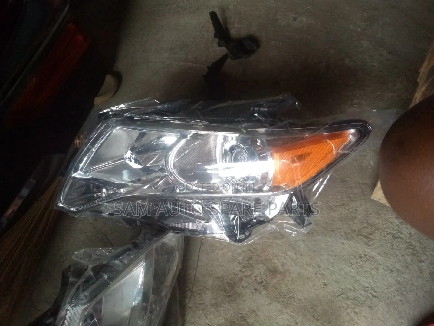Toyota Venza Headlamp the Two Front 2010 Model
