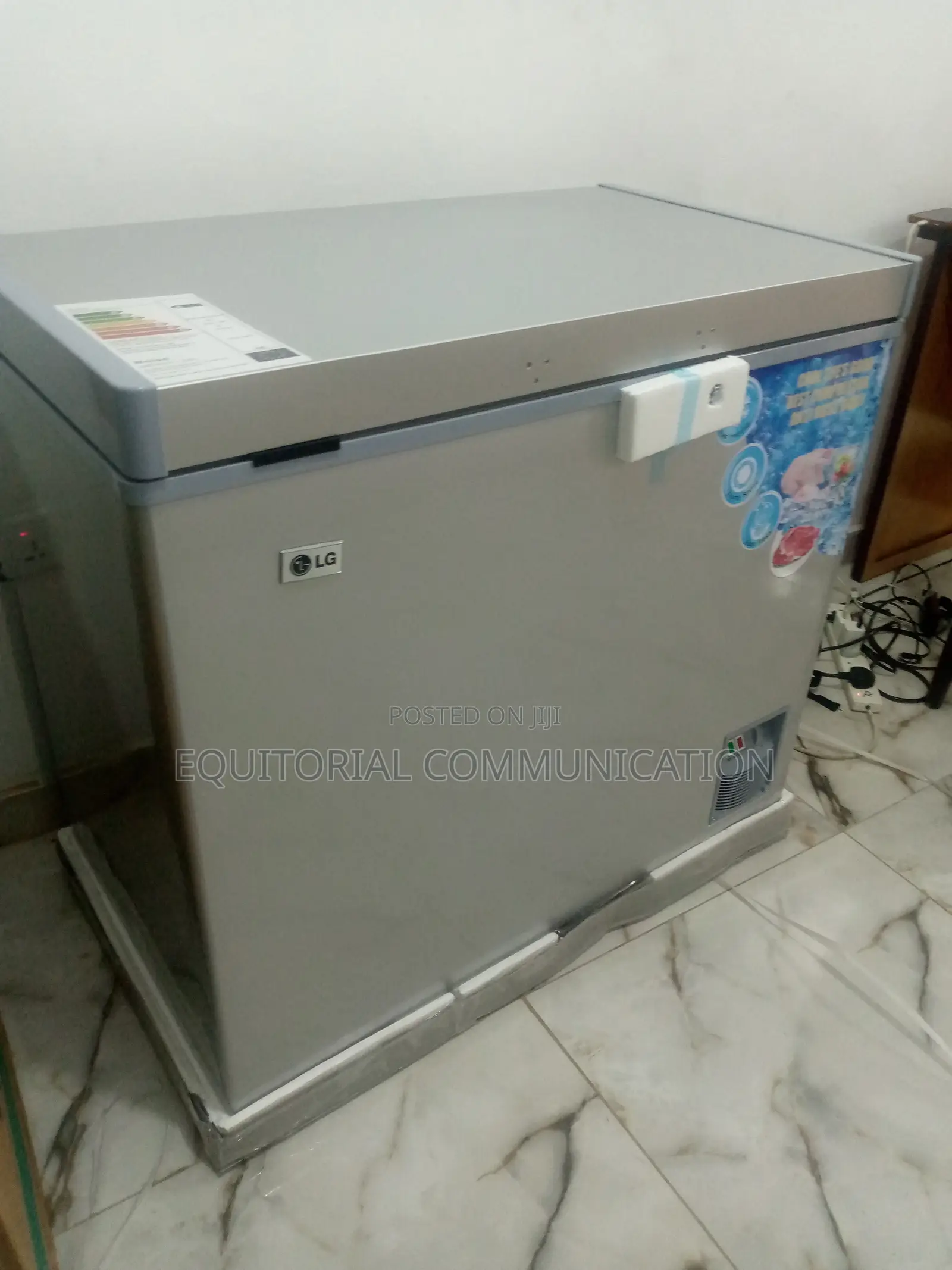 Lg Chest Freezer 320df Silver