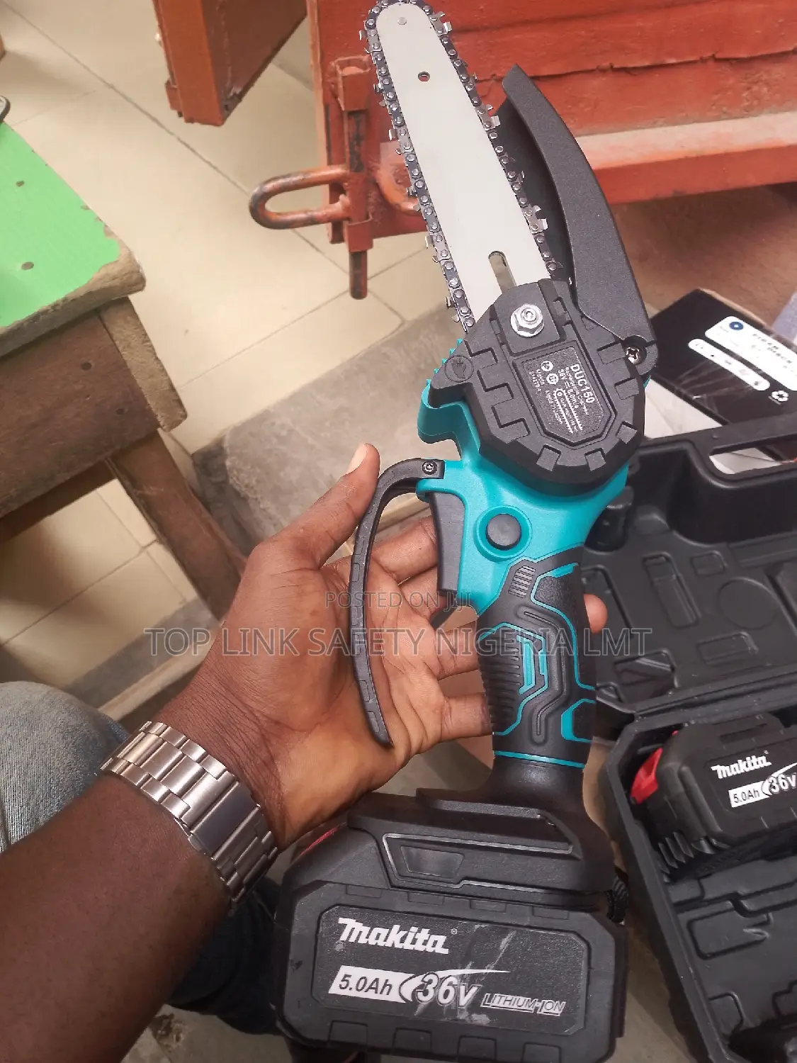 Battery Chainsaw 6inches Makita .