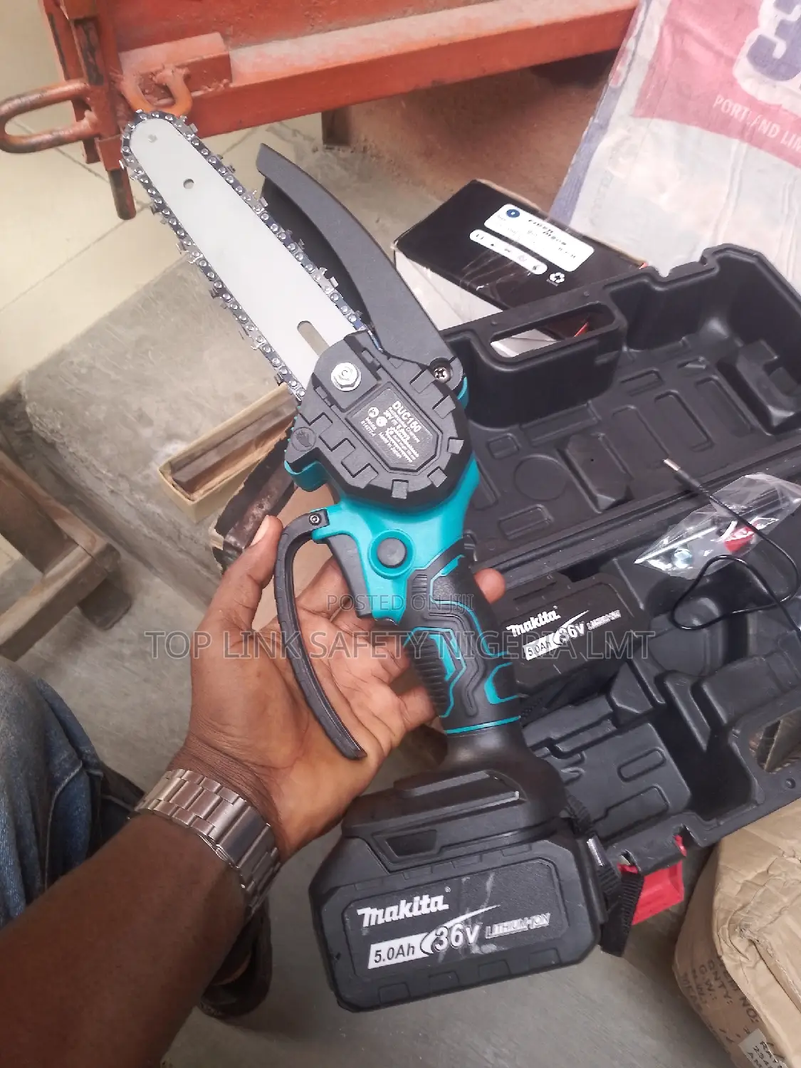Battery Chainsaw 6inches Makita .