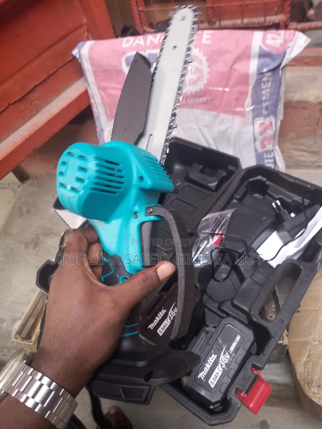 Battery Chainsaw 6inches Makita .