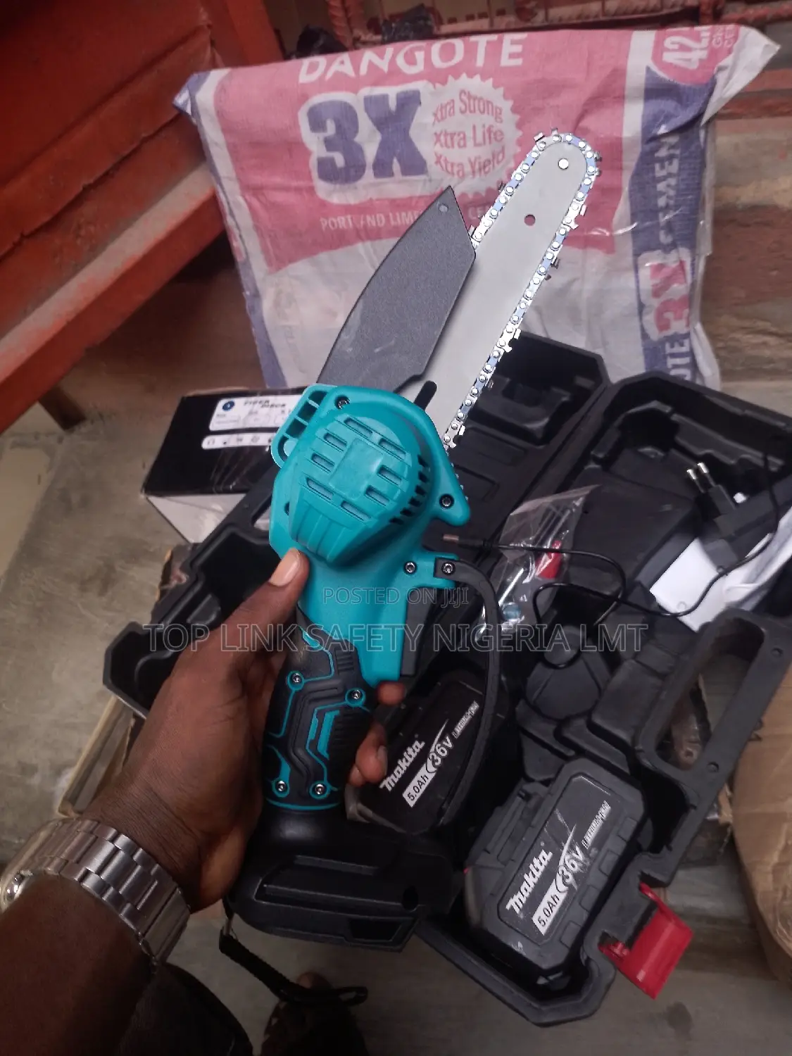 Battery Chainsaw 6inches Makita .