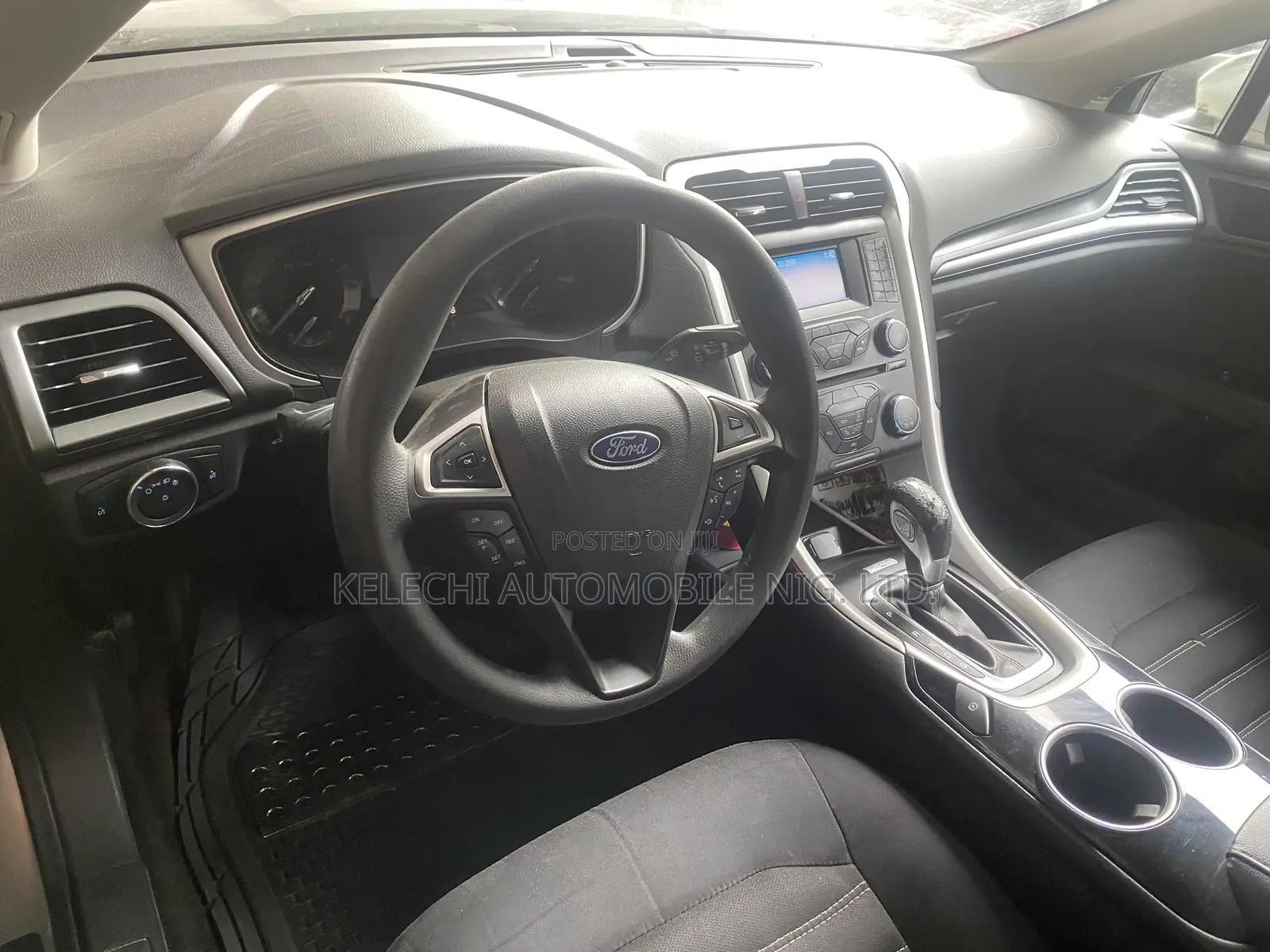 Ford Focus SE Sedan FWD (2.0L 4cyl 5M) 2013 Silver