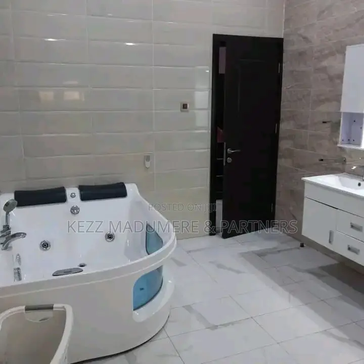 4bdrm Duplex in Golf Estate , Dr for sale