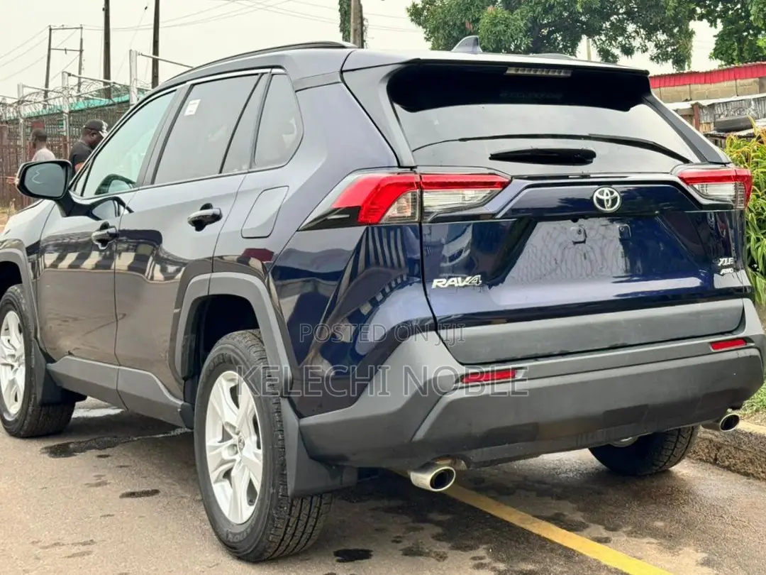 Toyota RAV4 XLE 2021 Blue