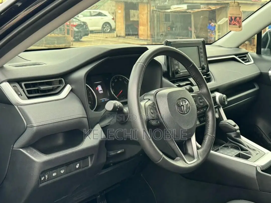 Toyota RAV4 XLE 2021 Blue