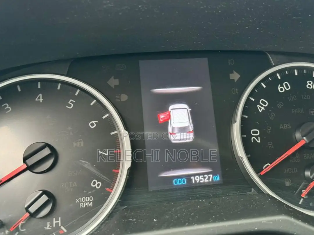 Toyota RAV4 XLE 2021 Blue