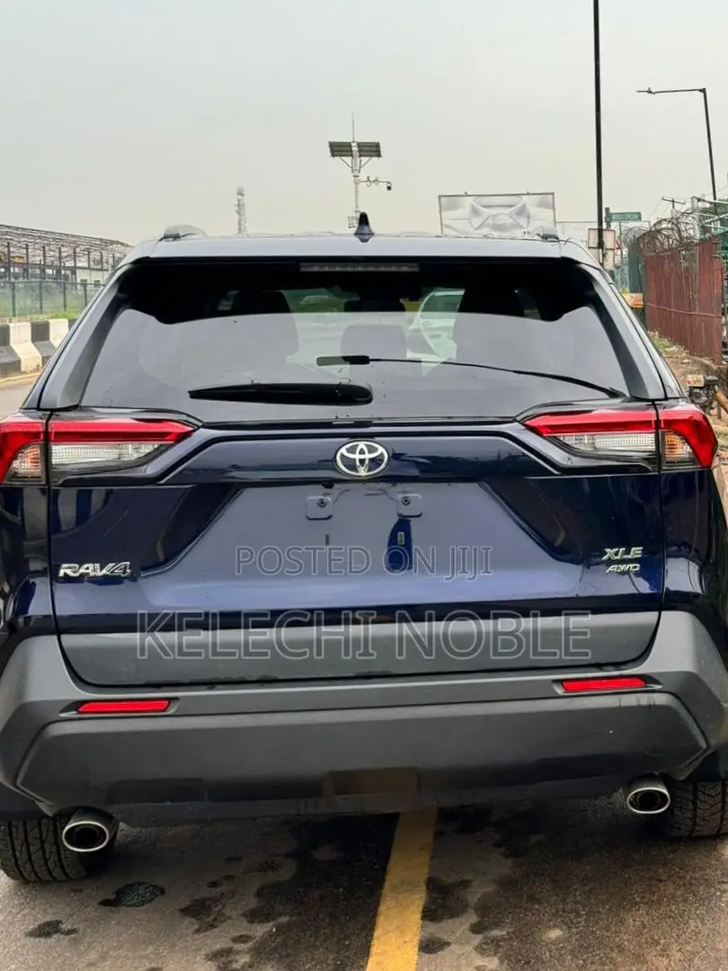 Toyota RAV4 XLE 2021 Blue