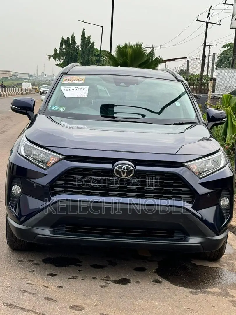Toyota RAV4 XLE 2021 Blue