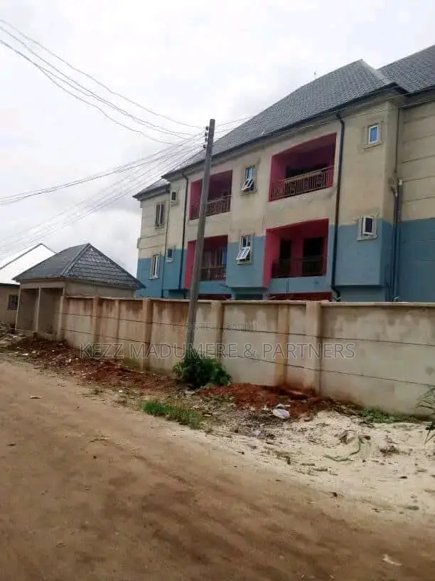 6bdrm Block of Flats in Ihiagwa , Owerri for sale