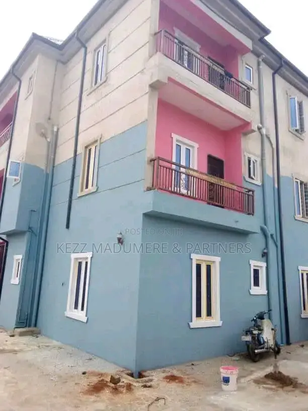 6bdrm Block of Flats in Ihiagwa , Owerri for sale
