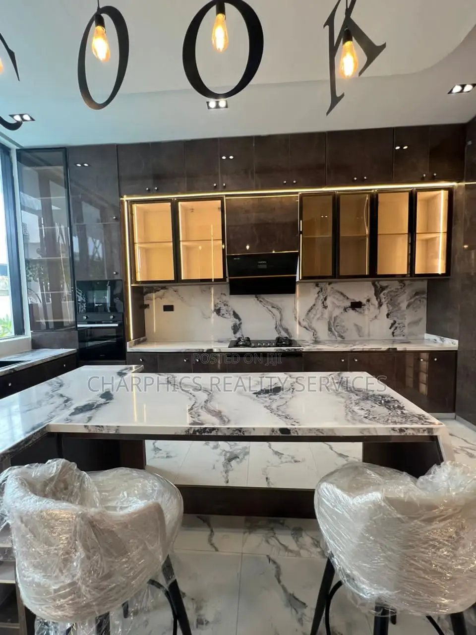 5bdrm Duplex in Chevron for sale