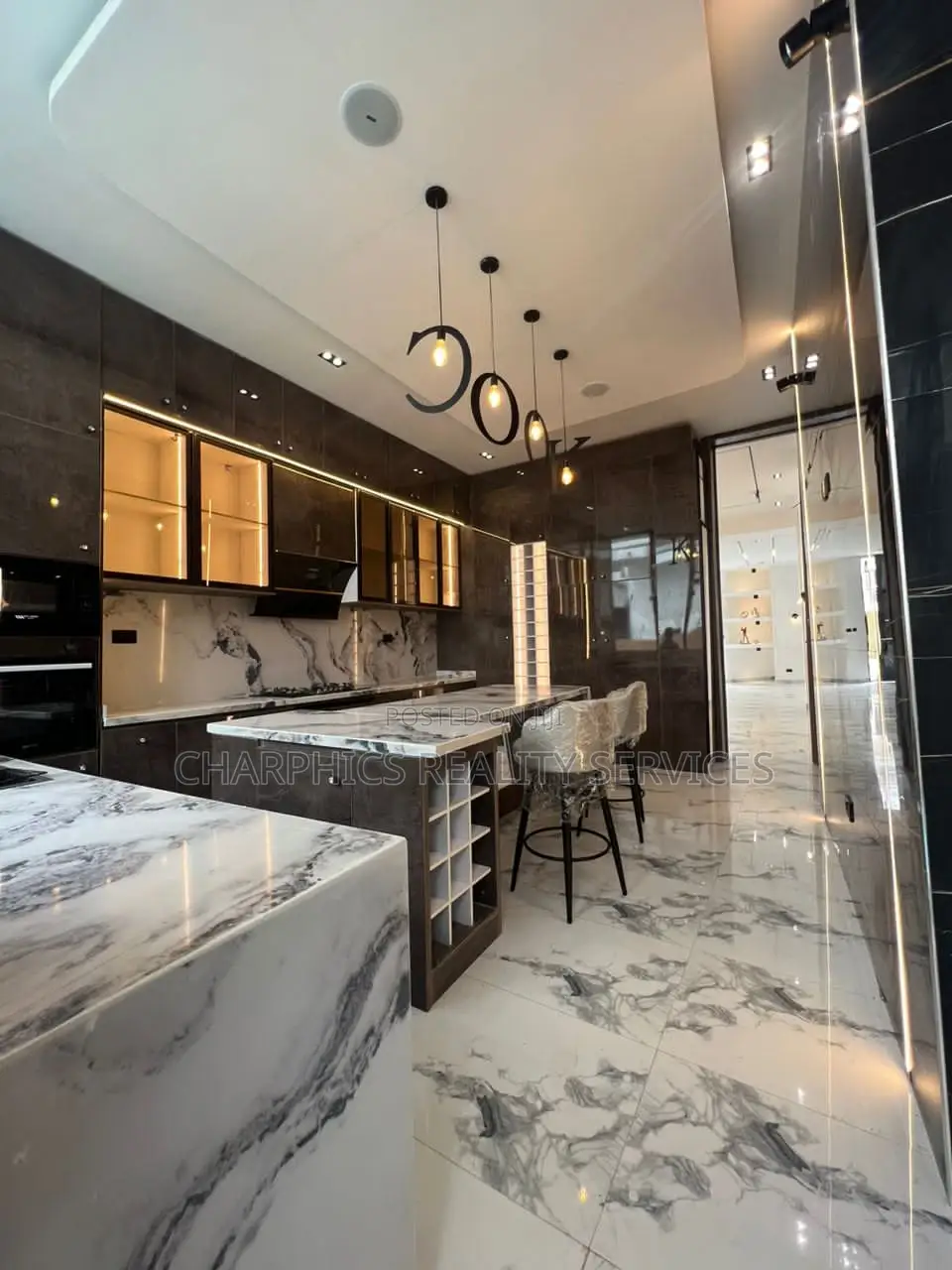 5bdrm Duplex in Chevron for sale