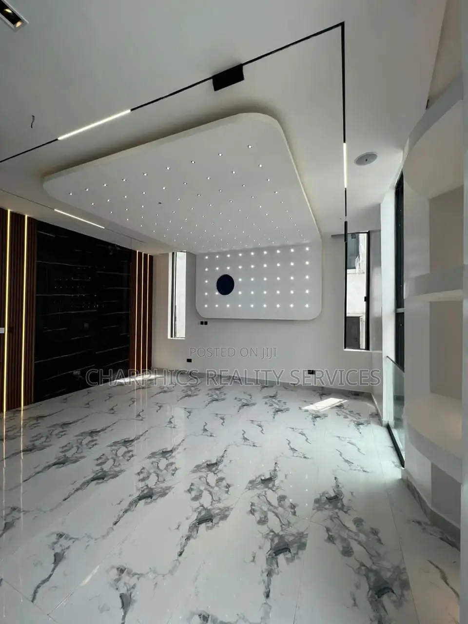 5bdrm Duplex in Chevron for sale