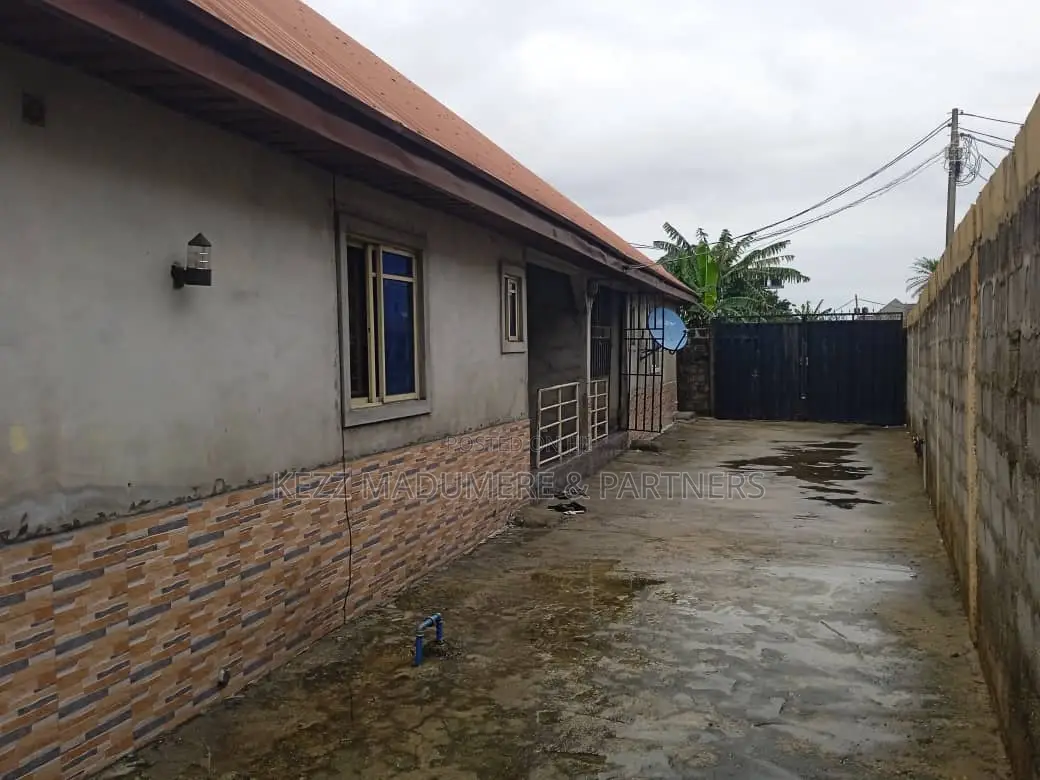 6bdrm Block of Flats in Rumuaghulu , Port, Rumuahalu for sale