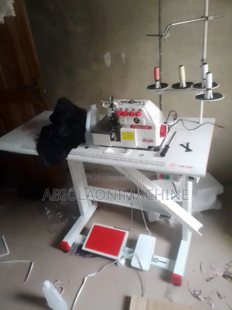 Two Lion Four Thread Industrial Weaving Machine Overlock 747