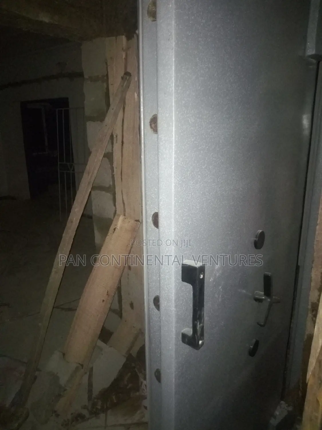 Build Strong Room And Vault Door