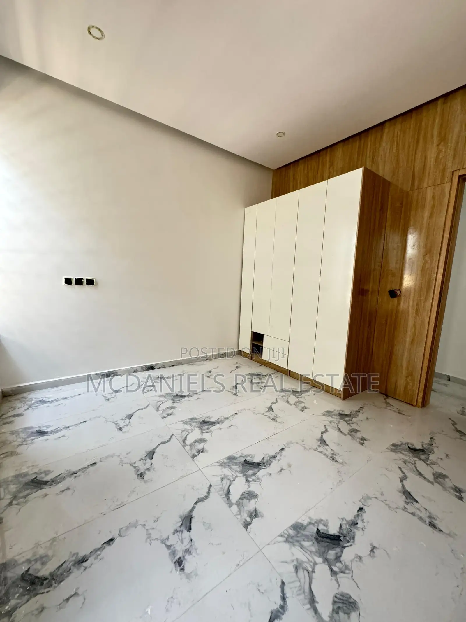 5bdrm Duplex in Ologolo for sale