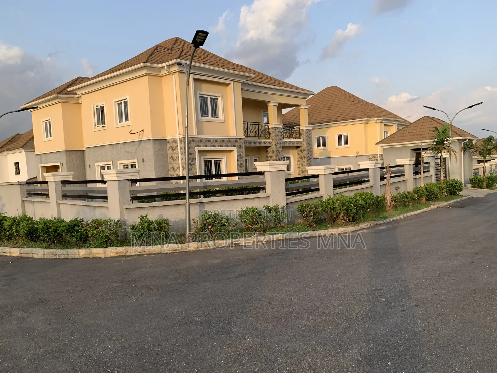6bdrm Duplex in Queens Park 3 Estate, Lugbe District for sale