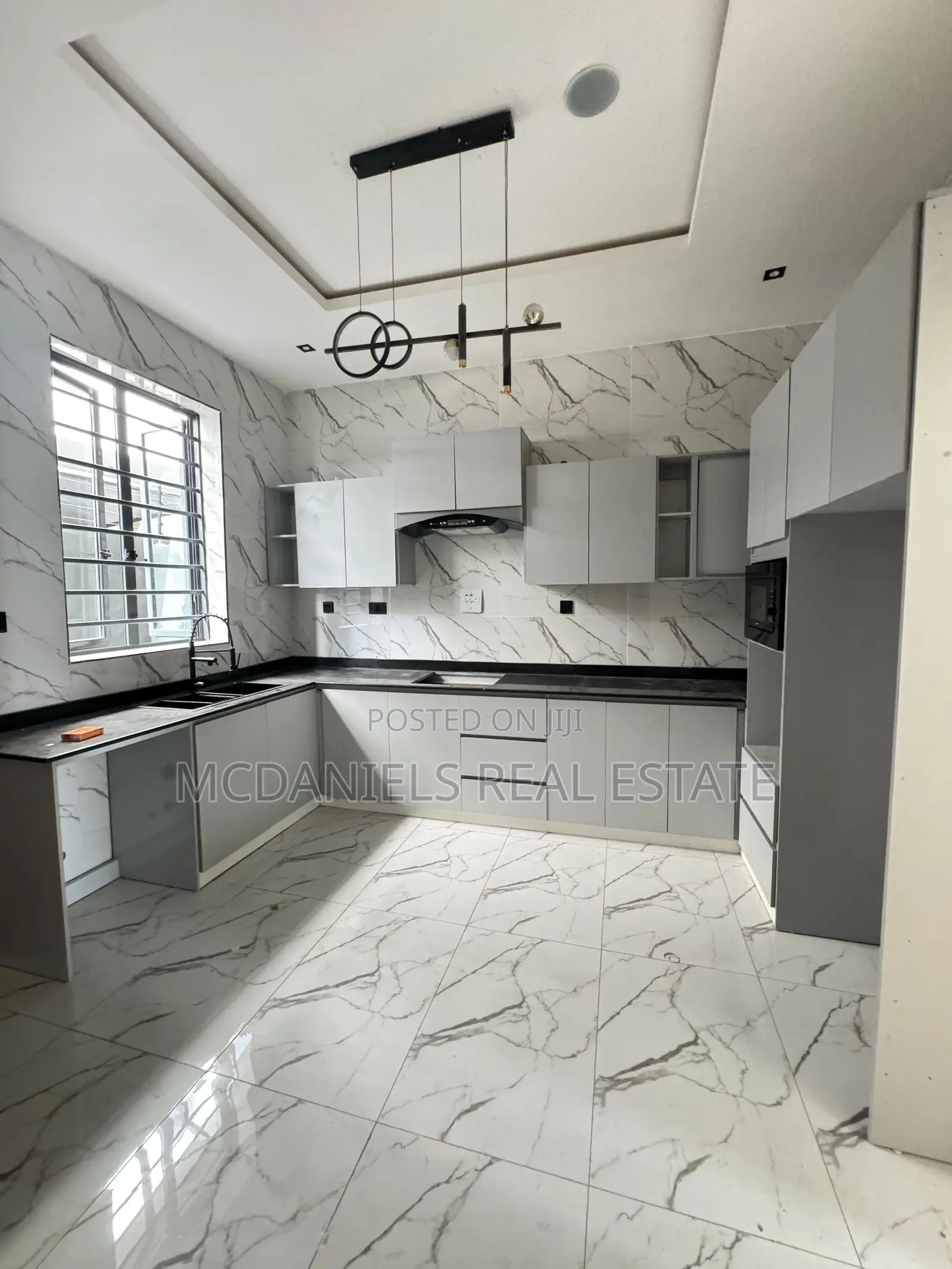 4bdrm Duplex in Chevron for sale