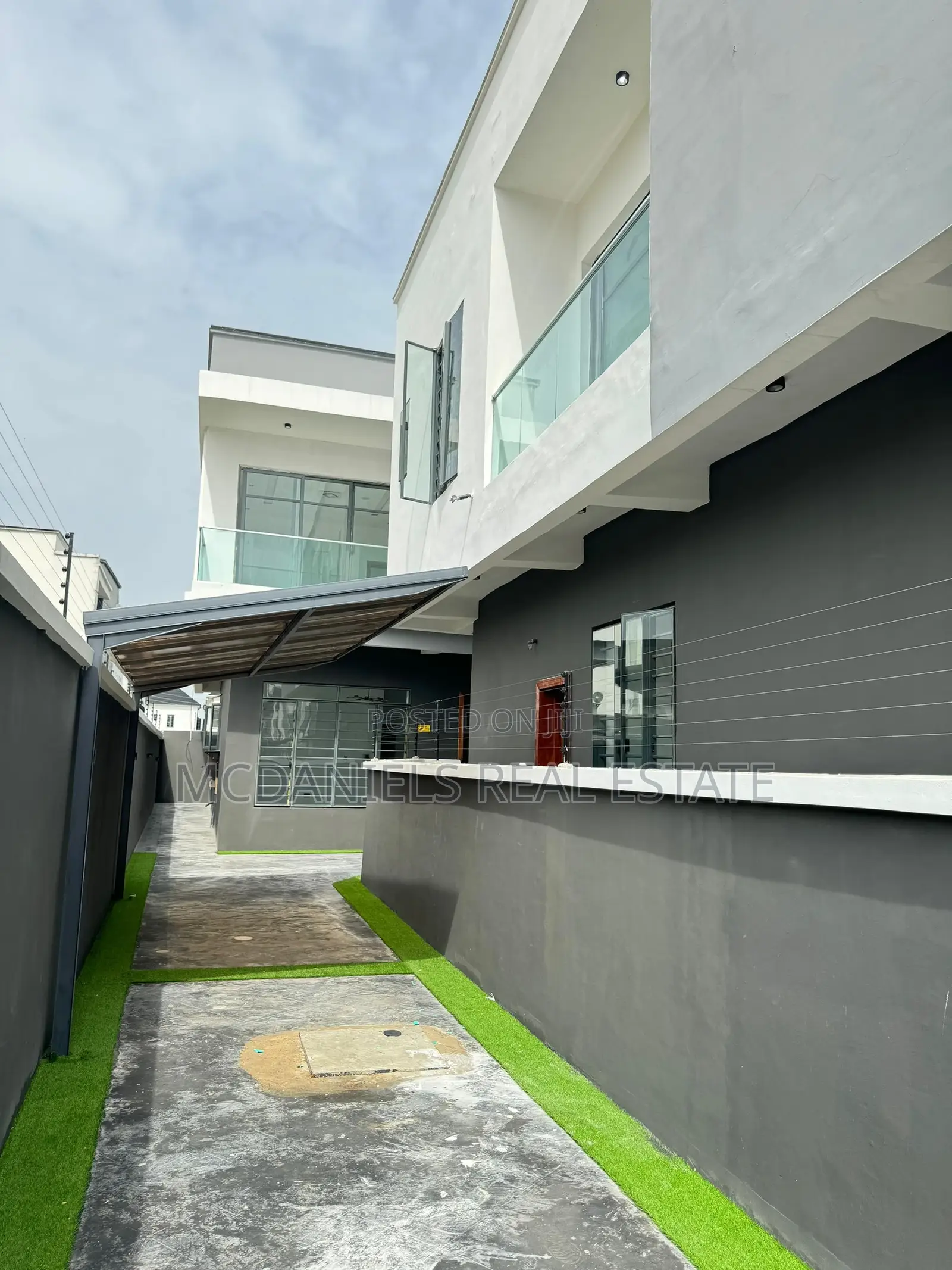 4bdrm Duplex in Chevron for sale