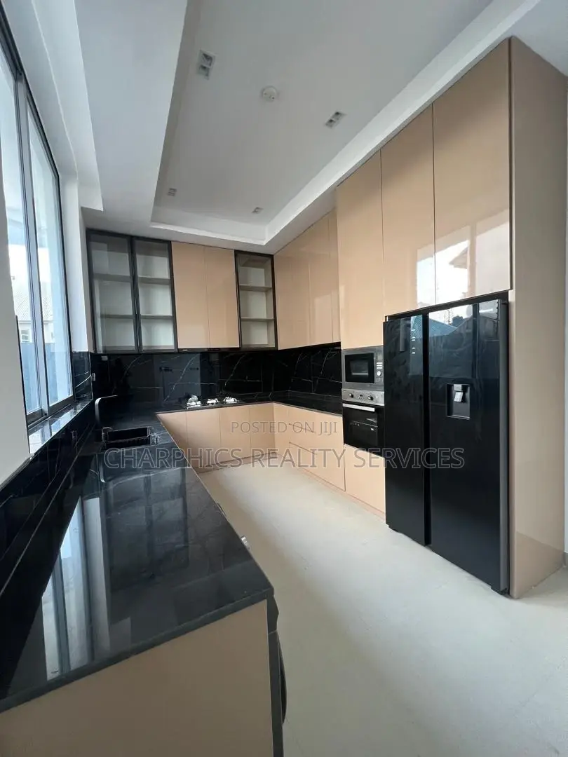 5bdrm Duplex in Lekki Phase 1 for sale