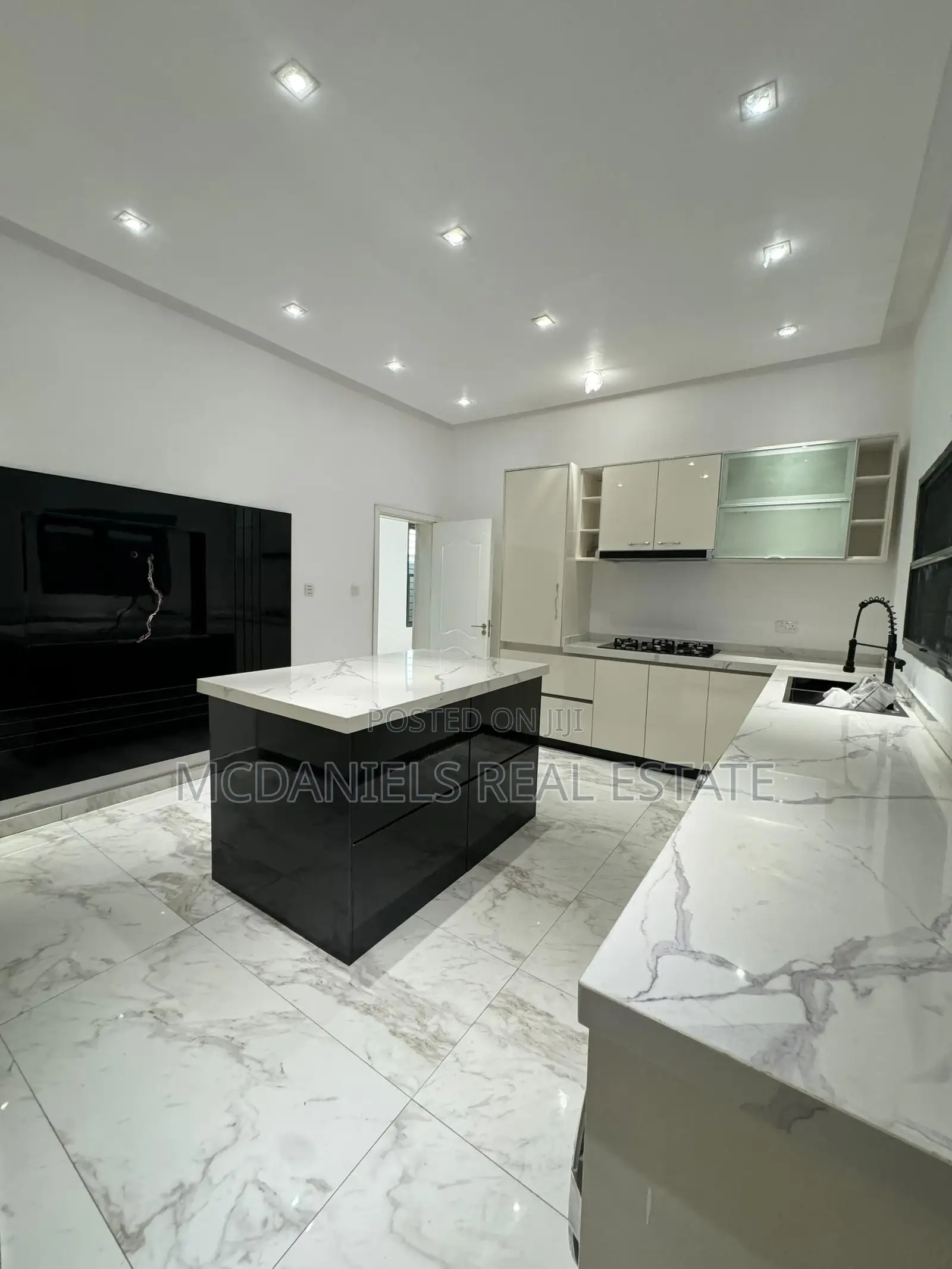 5bdrm Apartment in Ikate for sale