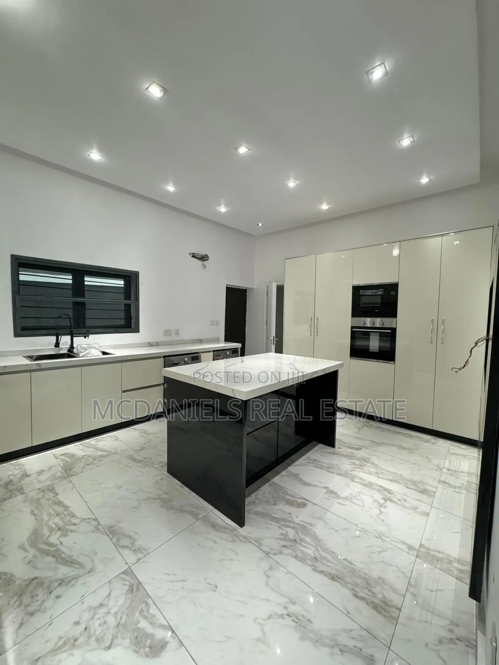 5bdrm Apartment in Ikate for sale