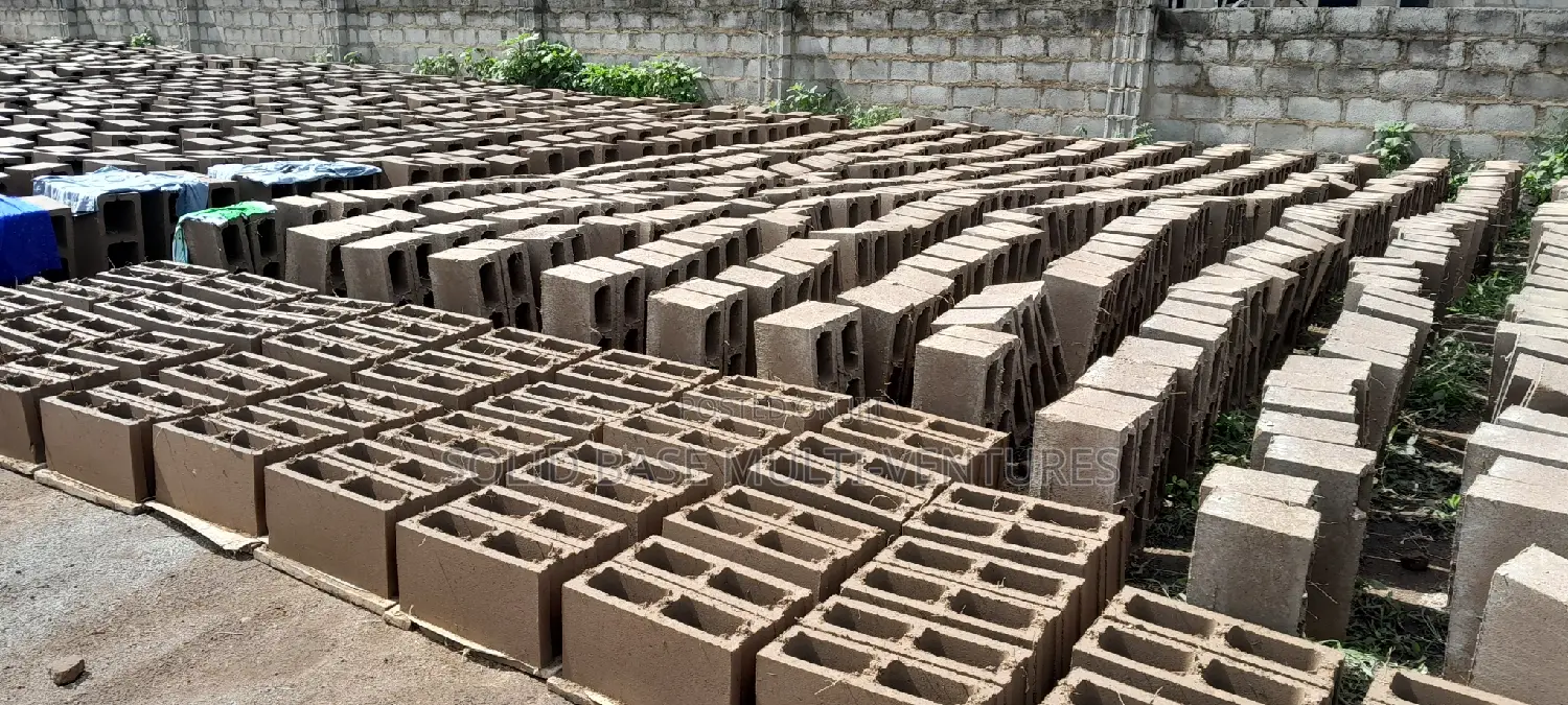6" Concrete Blocks Moulding On The Site