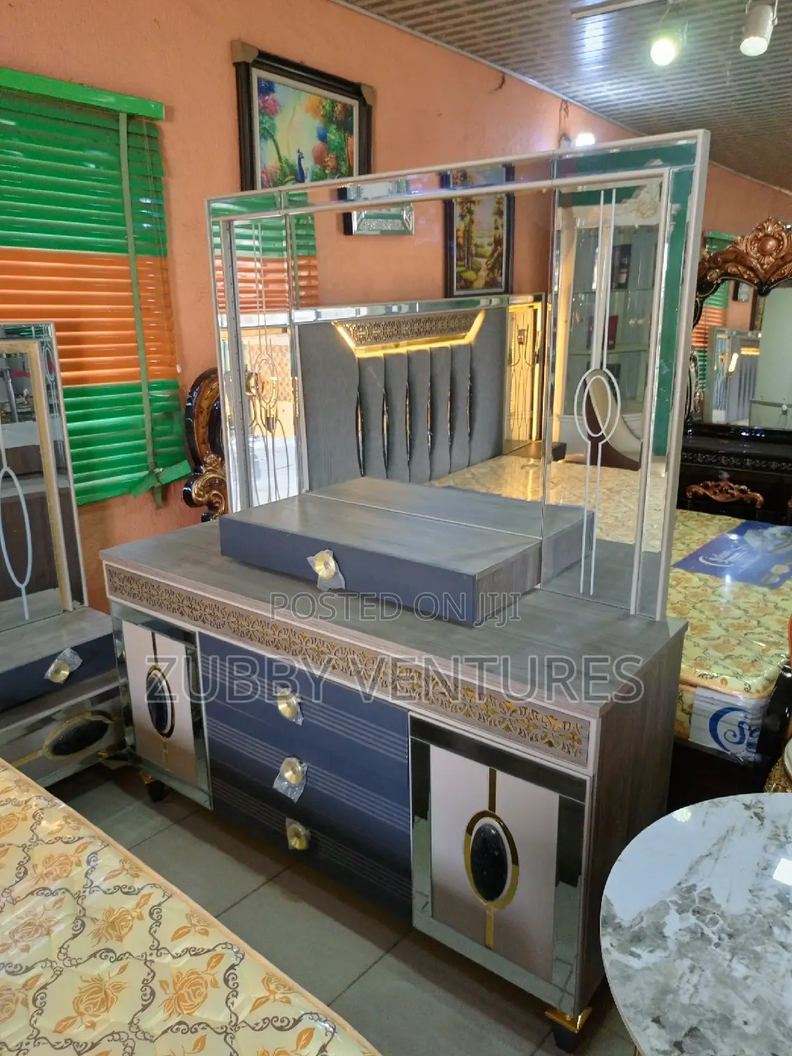 Brand New Quality and Imported Royal Bed With Mirror Console