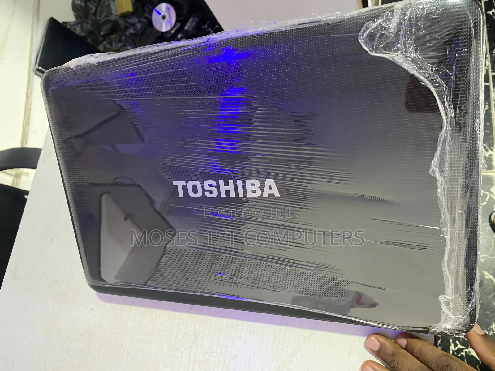 New Laptop Toshiba 8GB Intel HDD 320GB