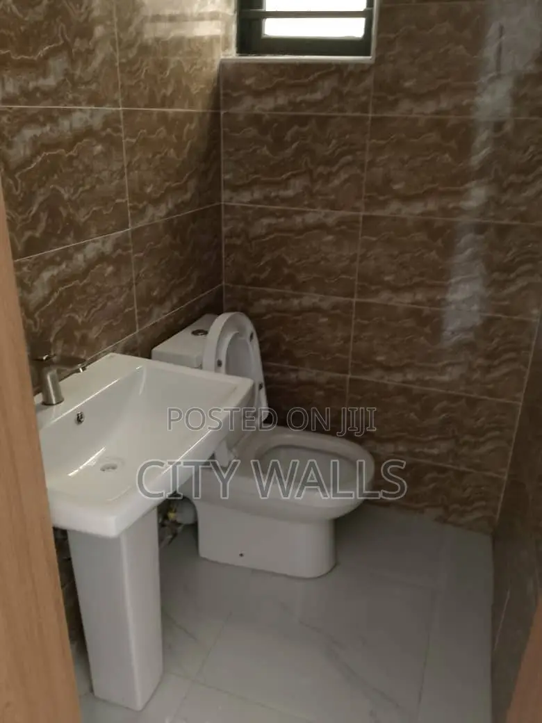 4bdrm Duplex in Chevron for rent