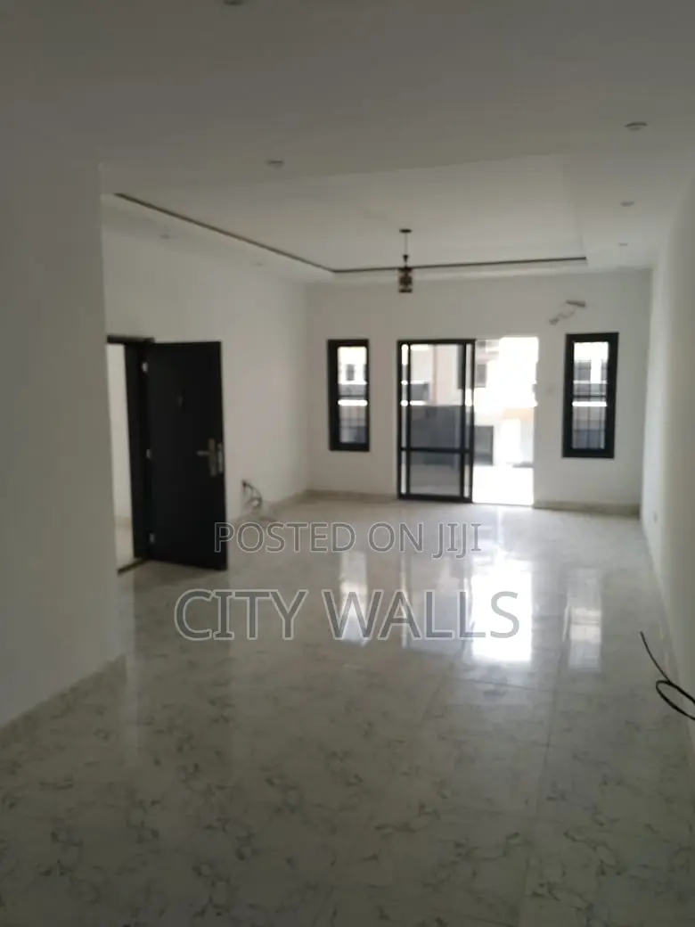 3bdrm Block of Flats in Chevron for rent