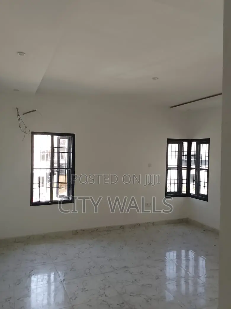 3bdrm Block of Flats in Chevron for rent