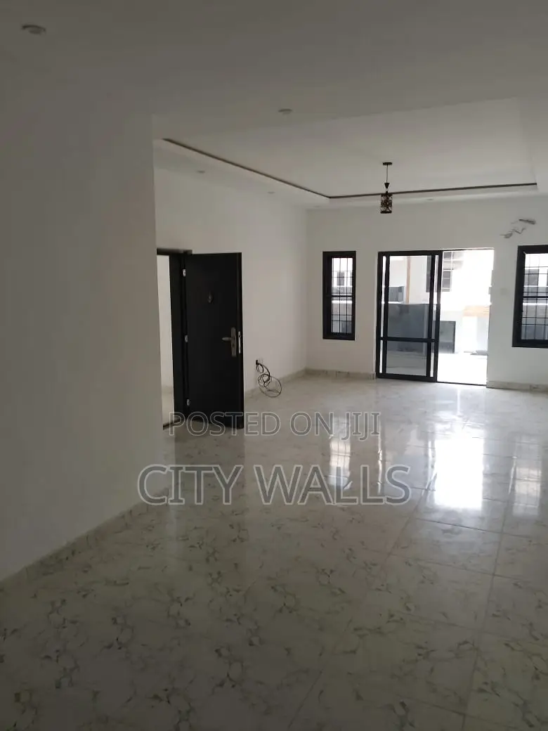 3bdrm Block of Flats in Chevron for rent