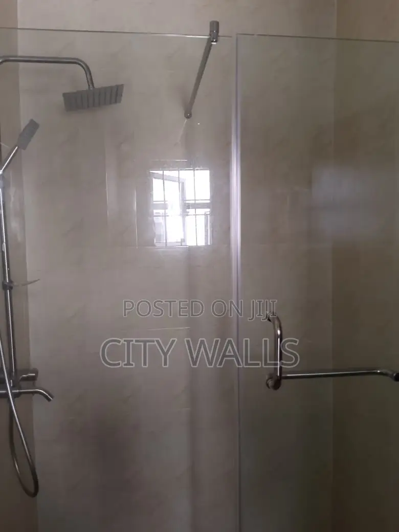 3bdrm Block of Flats in Chevron for rent
