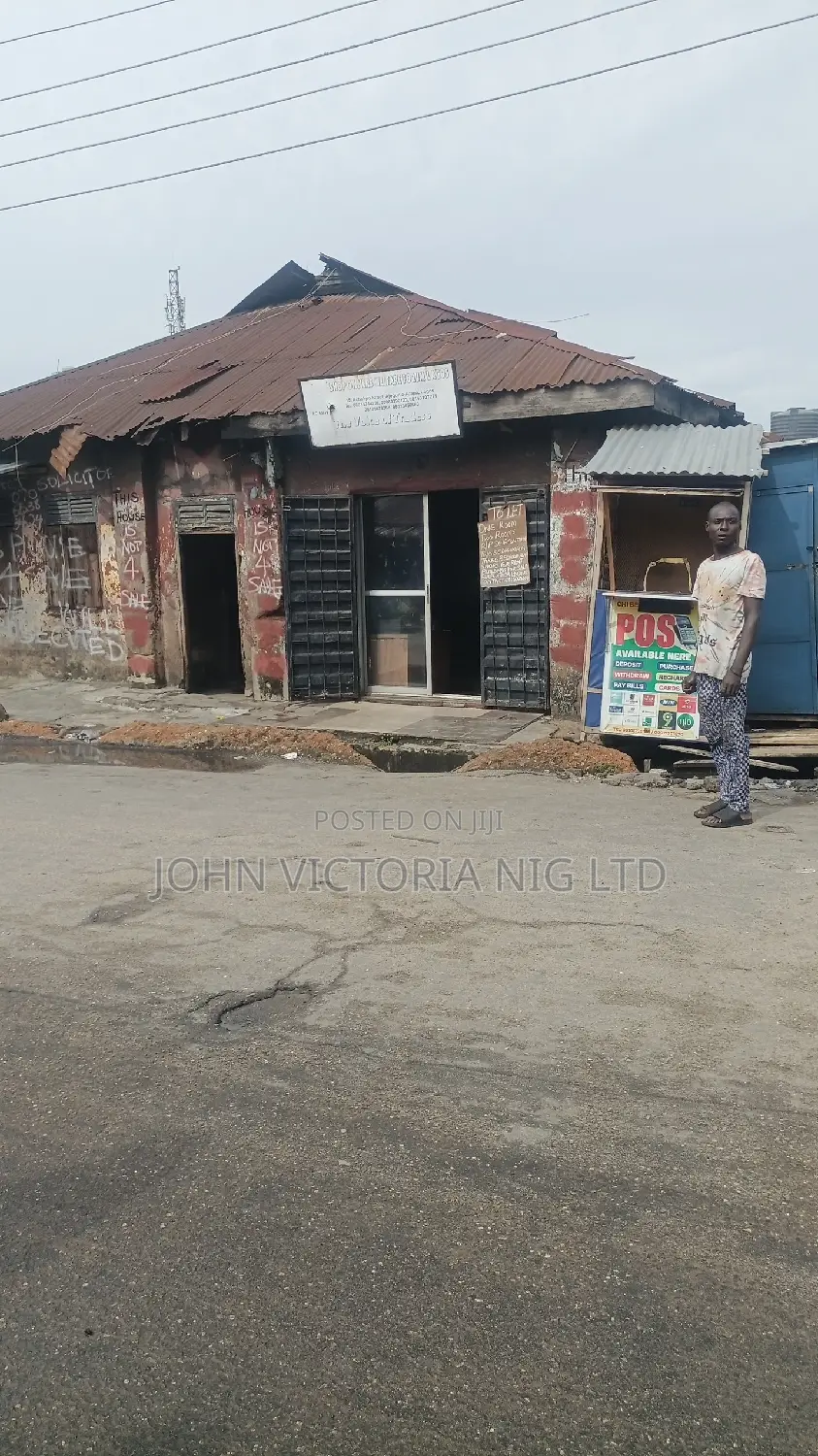 18bdrm Bungalow in Goriola By Uzor, Ajegunle for sale
