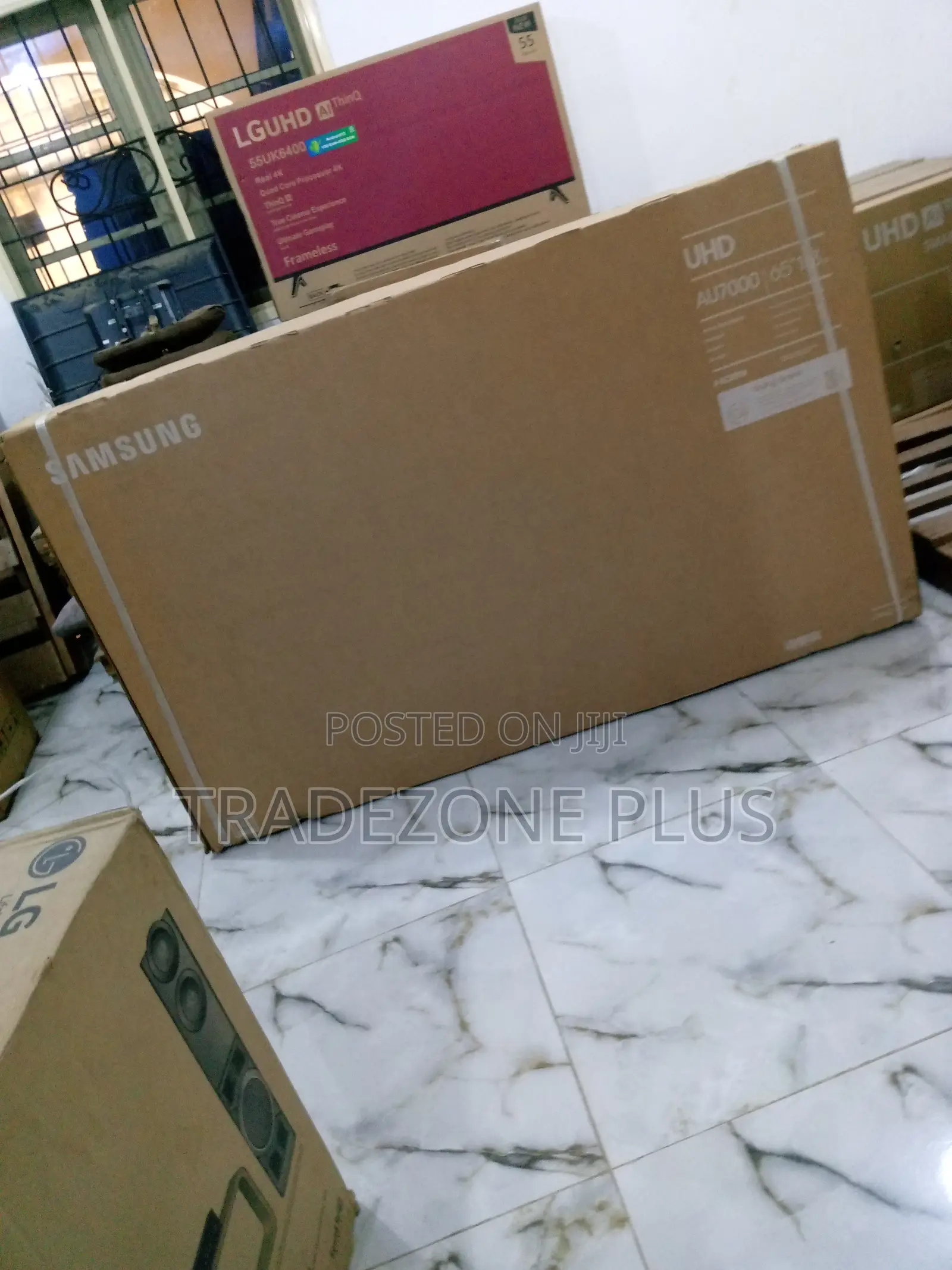 Amazing Au7000 Samsung 65inch Smart TV