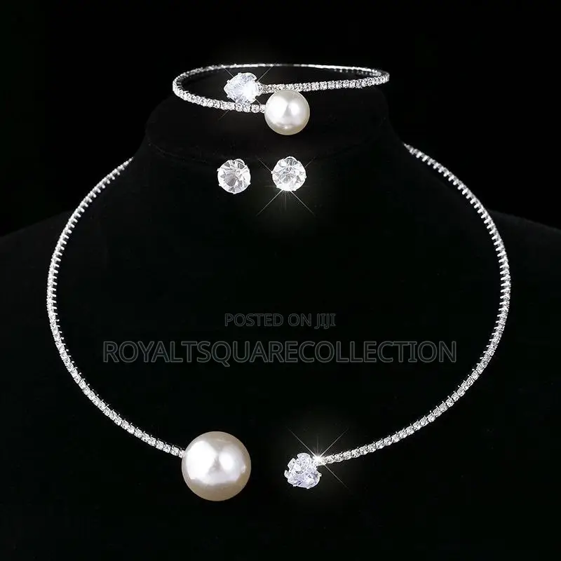 Pearls Choker