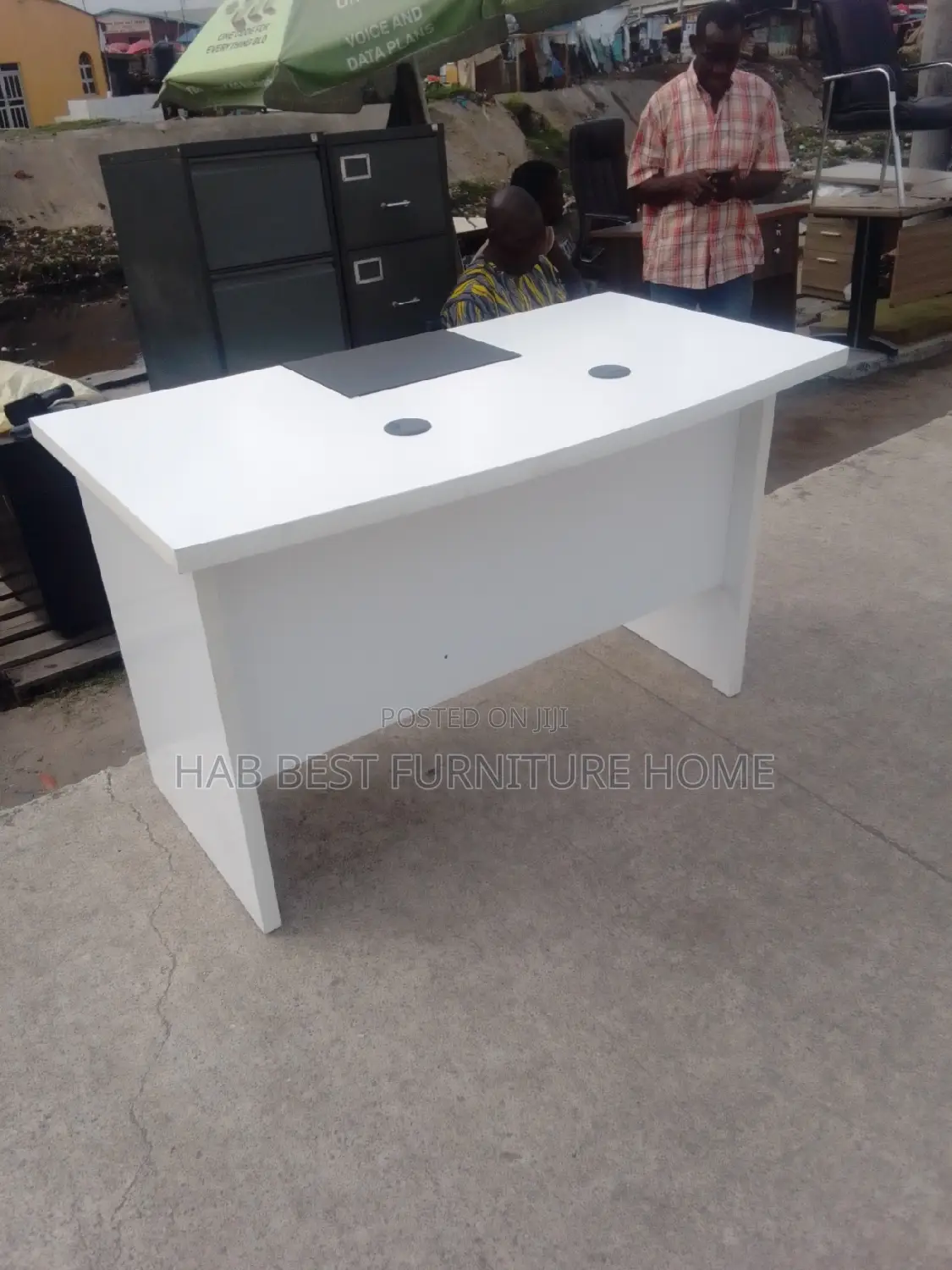 White 4feet Office Table