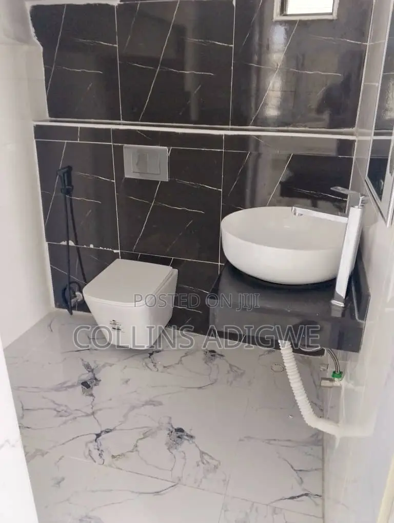 5bdrm Duplex in Orchid Road Chevron for sale