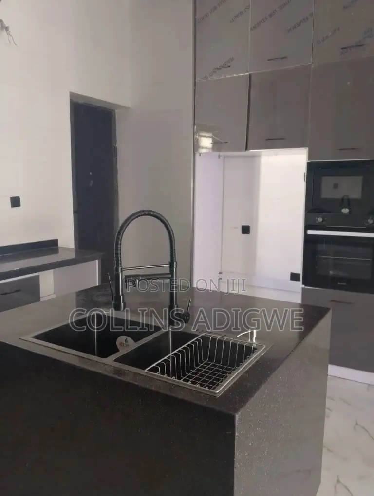 5bdrm Duplex in Orchid Road Chevron for sale