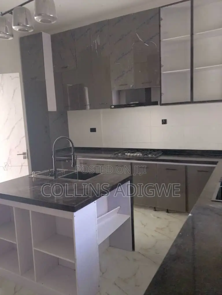 5bdrm Duplex in Orchid Road Chevron for sale