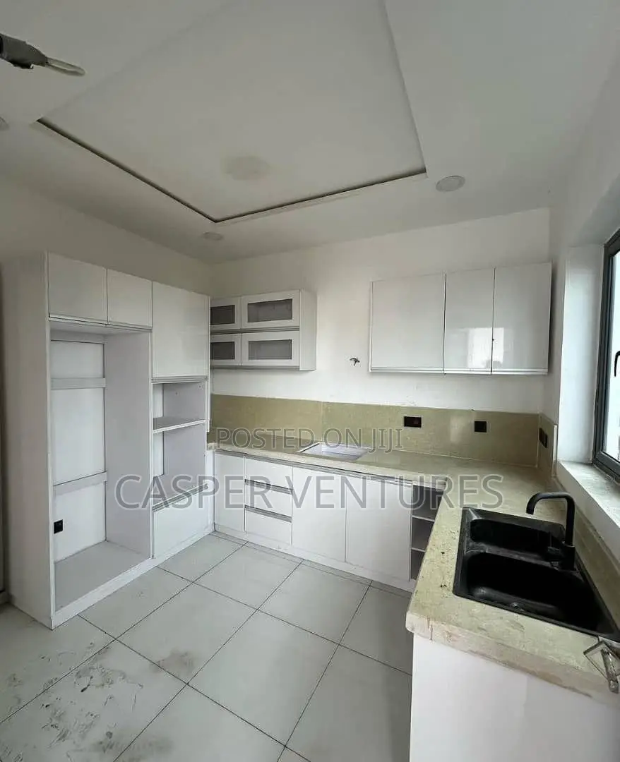 3bdrm Apartment in Gbada, Ikate for sale
