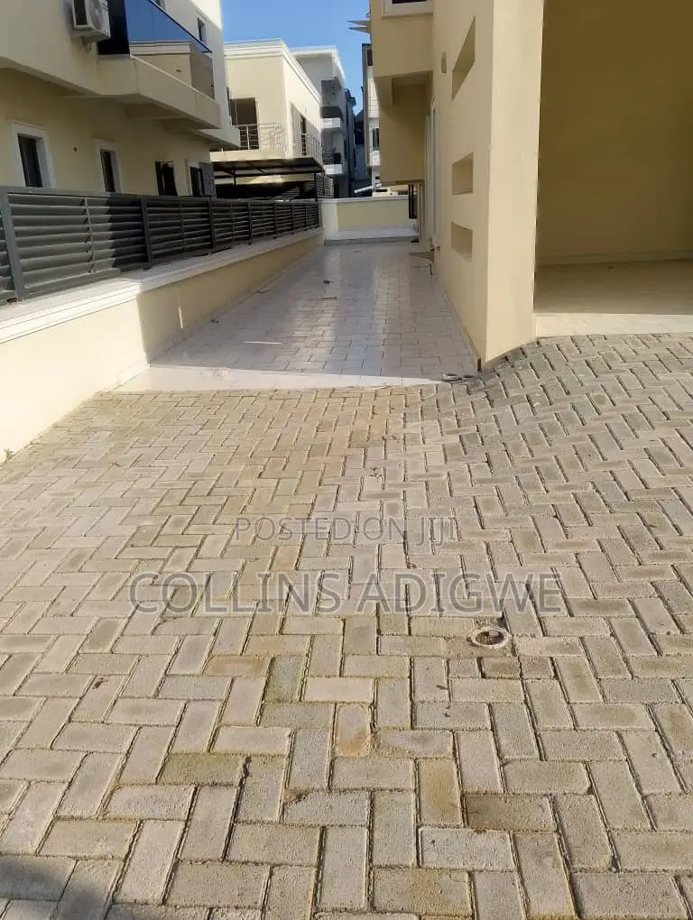 4bdrm Duplex in Chevron Drive Lekki for sale
