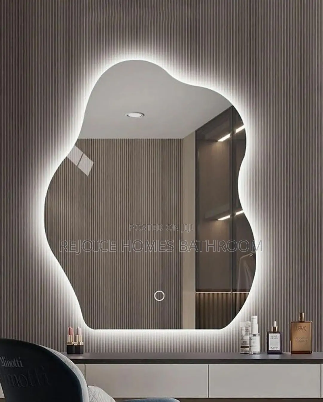 Curvy Mirror With 3 Lights