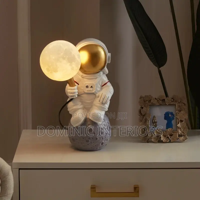 Nordic Astronaut Resin Table Lamp