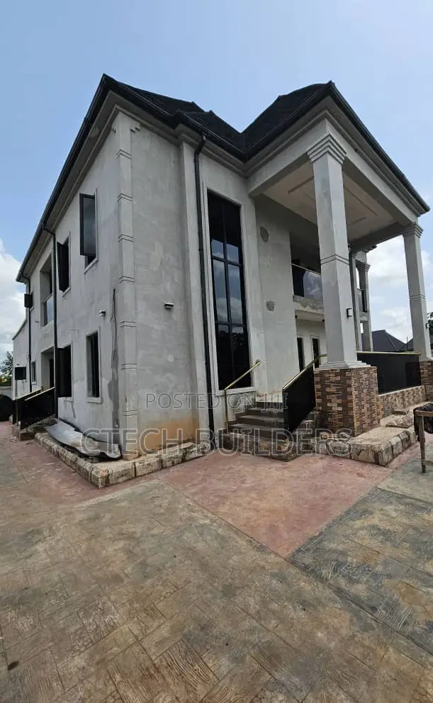 5bdrm Duplex in Benin City for sale