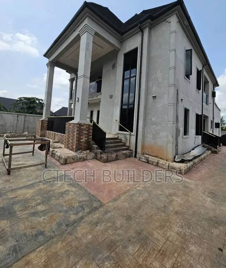 5bdrm Duplex in Benin City for sale